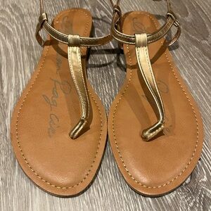 American Rag Gold Krista T-Strap Flat Sandal Women’s Size 7.5 M New Without Box